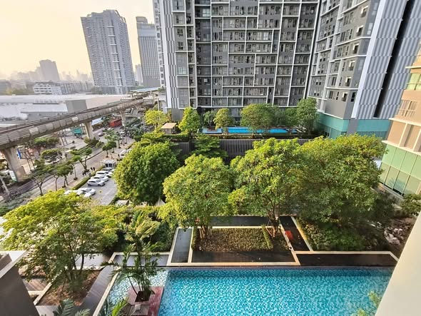 pool of Ideo Mobi Sukhumvit 81