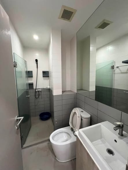 room interior and bathroom of Ideo Mobi Sukhumvit 81