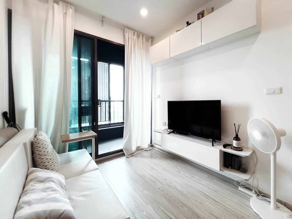 bedroom and living room of Ideo Mobi Sukhumvit Eastgate