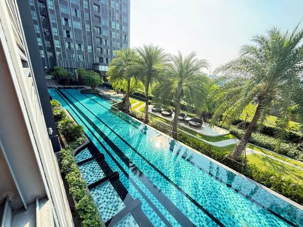 pool of Ideo Mobi Sukhumvit Eastgate