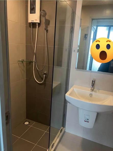 room interior and bathroom of Ideo Mobi Sukhumvit Eastgate