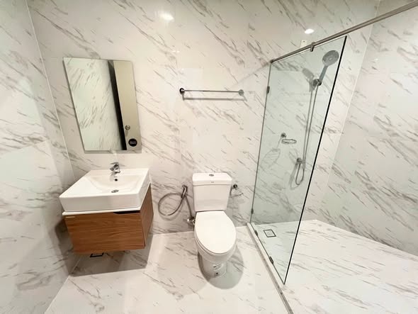 bathroom of Ideo Mobi Sukhumvit Eastpoint