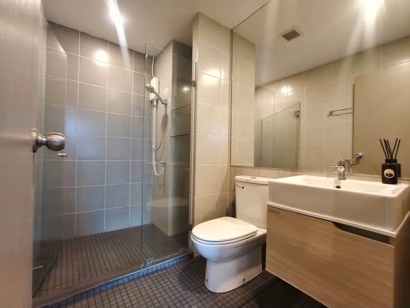 room interior and bathroom of Ideo O2 – Building A
