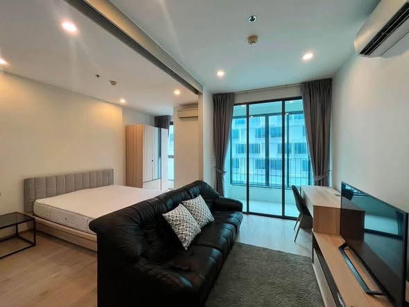 living room and bedroom of Ideo Q Chula-Samyan