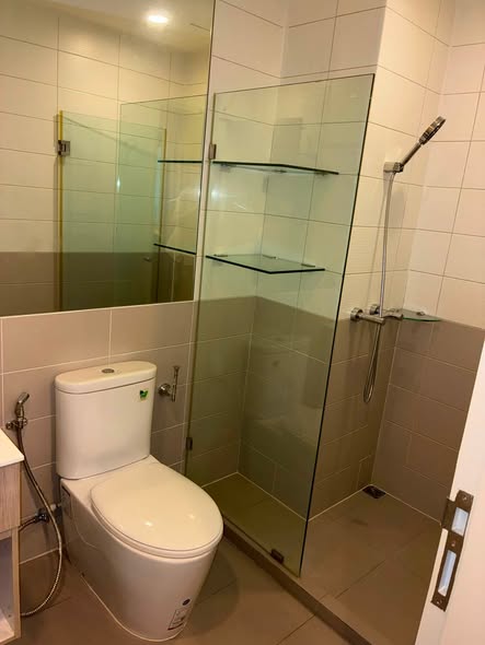 room interior and bathroom of Ideo Q Ratchathewi