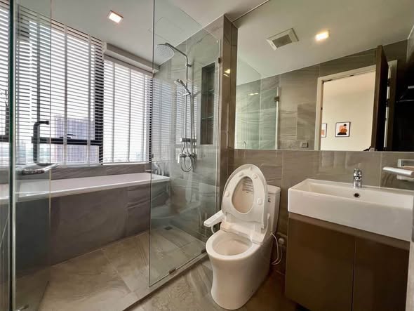 bathroom of Ideo Q Sukhumvit 36