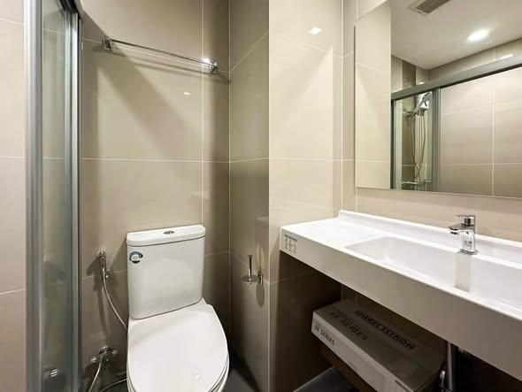 bathroom of IDEO Rama9 – Asoke