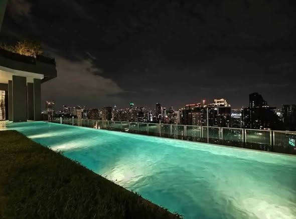 pool of IDEO Rama9 – Asoke