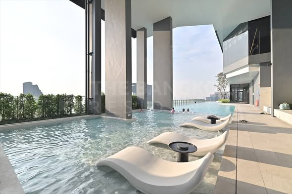pool of IDEO Rama9 – Asoke