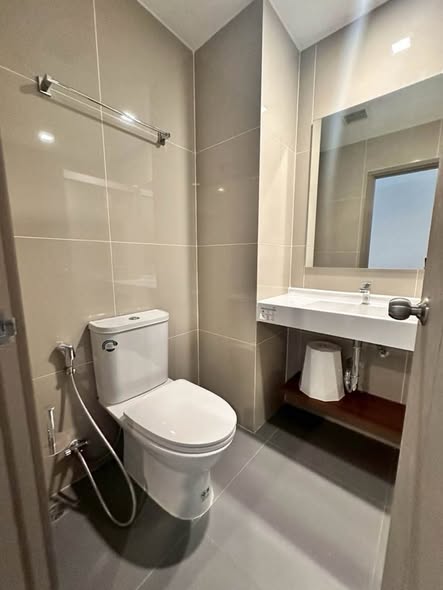 room interior and bathroom of IDEO Rama9 – Asoke