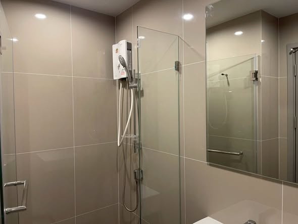 room interior and bathroom of Ideo Ramkamhaeng Lamsali Station