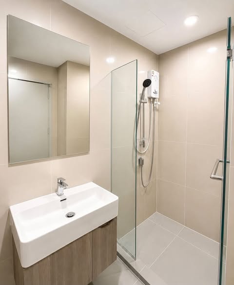 room interior and bathroom of Ideo Ramkamhaeng Lamsali Station