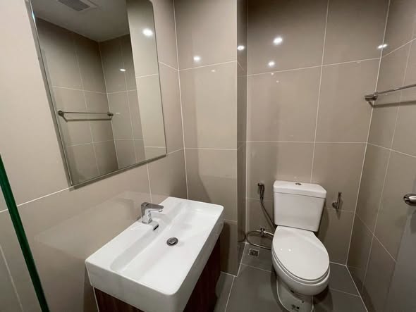 room interior and bathroom of Ideo Ramkamhaeng Lamsali Station