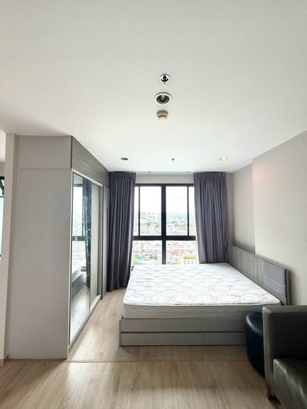 bedroom and room interior of Ideo Sathon-Tha Phra