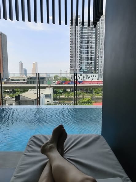 pool of Ideo Sathon-Wongwian Yai