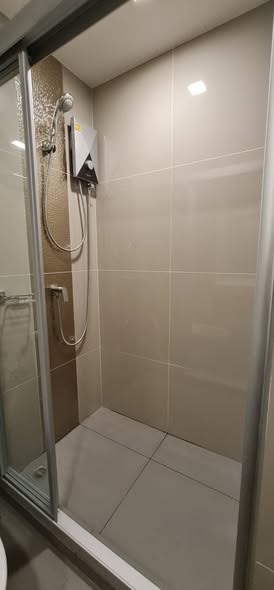 room interior and bathroom of Ideo Sathon-Wongwian Yai