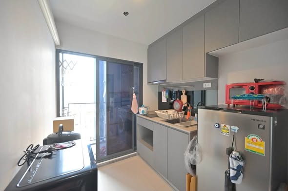 bathroom and kitchen of Ideo Sukhumvit 93