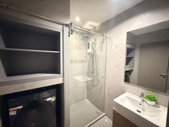 room interior and bathroom of IDEO Sukhumvit Rama 4 ไอดีโอ สุขุมวิท-พระราม 4