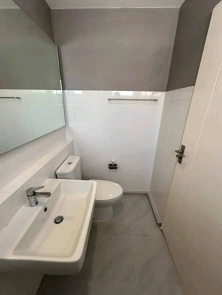 bathroom of Indy 2 Srinagarindra