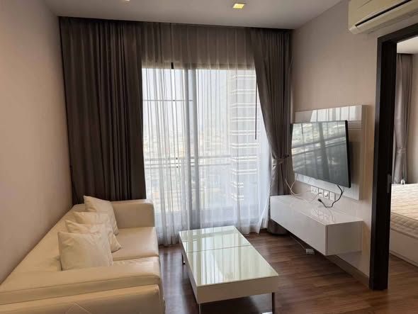 bedroom of Ivy Ampio