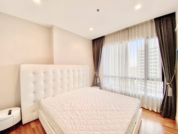 bedroom of Ivy Ampio