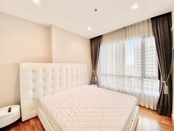 bedroom of Ivy Ampio