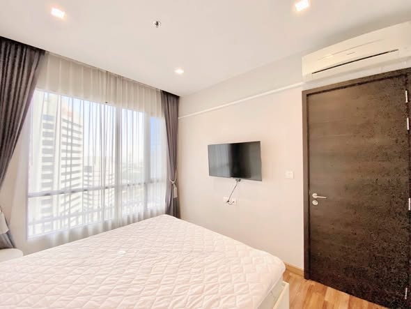 bedroom and room interior of Ivy Ampio