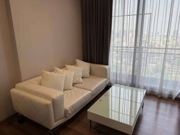 living room and bedroom of Ivy Ampio