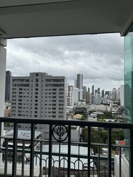 IVY THONGLOR