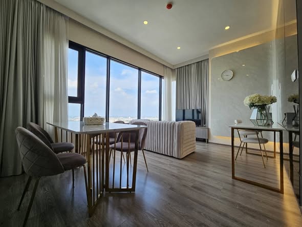 bedroom and living room of KnightsBridge Prime Onnut