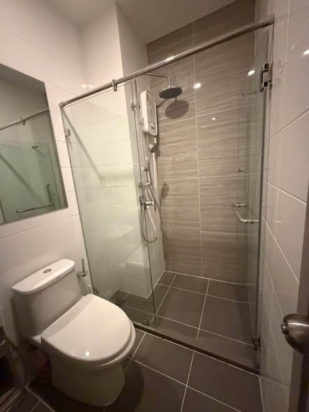 room interior and bathroom of KnightsBridge Prime Onnut