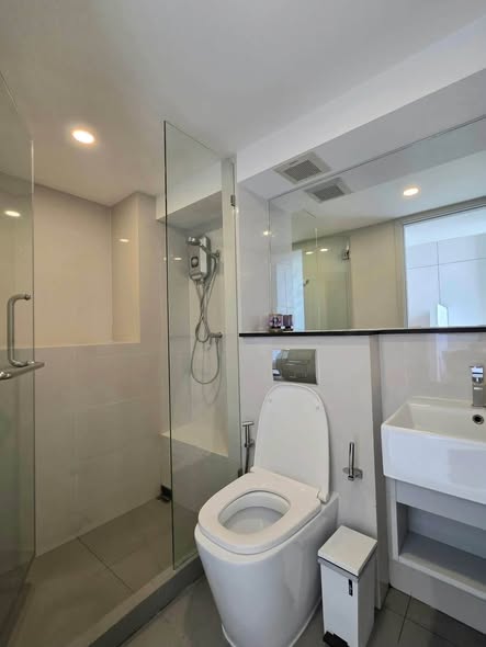 bathroom of KnightsBridge Prime Sathon