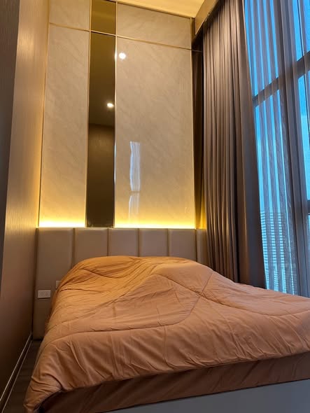 bedroom and bathroom of KnightsBridge Space Rama9