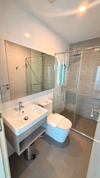 room interior and bathroom of Knightsbridge Sukhumvit-Thepharak