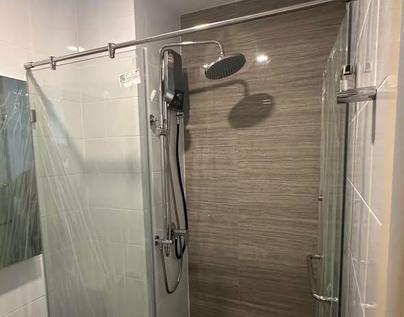 room interior and bathroom of Knightsbridge Sukhumvit-Thepharak