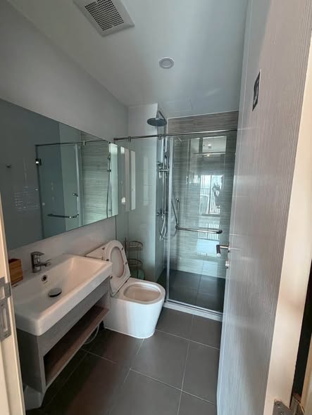 room interior and bathroom of Knightsbridge Sukhumvit-Thepharak