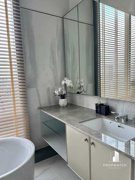 room interior and bathroom of KRAAM Sukhumvit 26 (คราม สุขุมวิท 26)