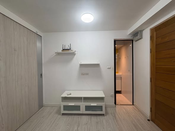 bedroom of L Style Condo