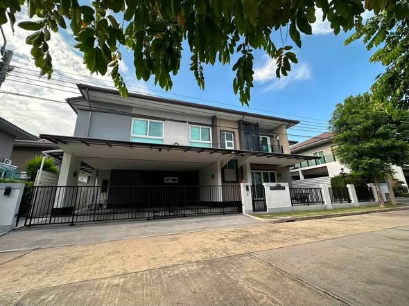 Laddarom Ratchaphruek-Pinklao (Q.House)