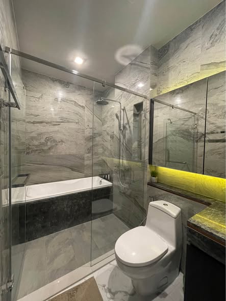 room interior and bathroom of LAVIQ Sukhumvit 57