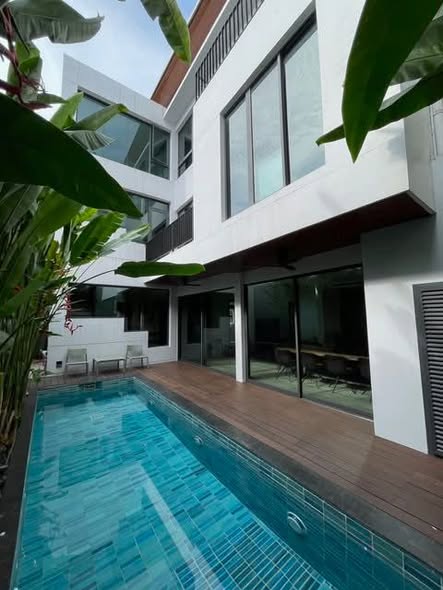 pool and room interior of Le Raffine Sukhumvit 39