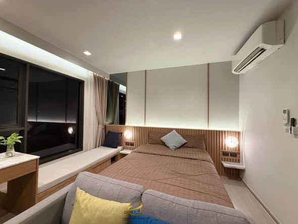 bedroom and bathroom of Life Asoke – Rama 9