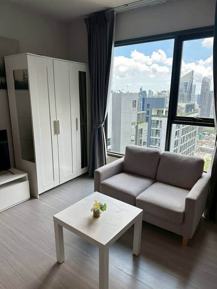 living room and bedroom of Life Asoke – Rama 9