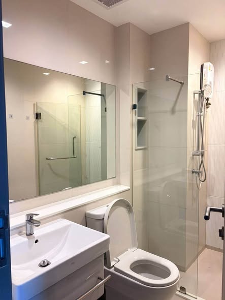 room interior and bathroom of Life Asoke – Rama 9
