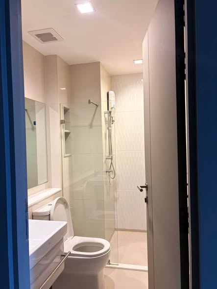 room interior and bathroom of Life Asoke – Rama 9