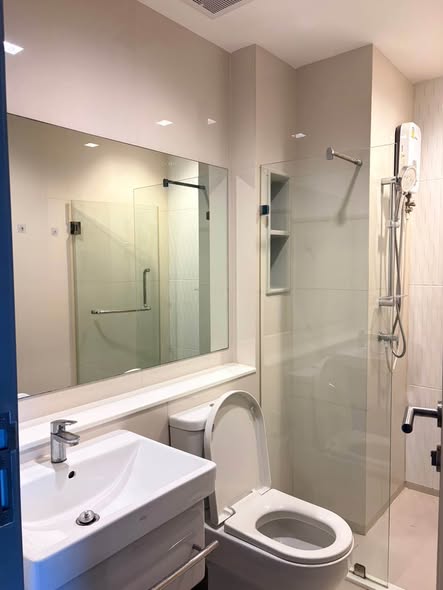room interior and bathroom of Life Asoke – Rama 9