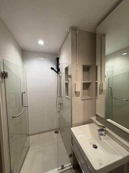 room interior and bathroom of Life Asoke – Rama 9