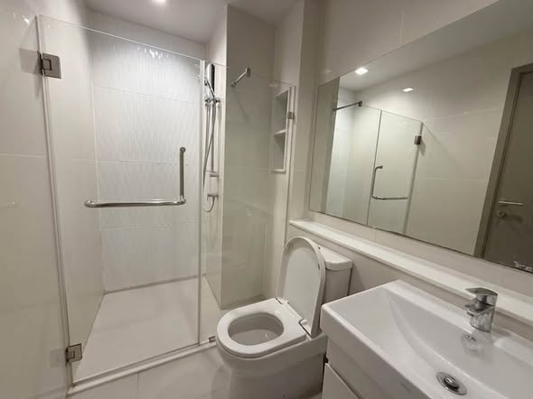 room interior and bathroom of Life Asoke – Rama 9