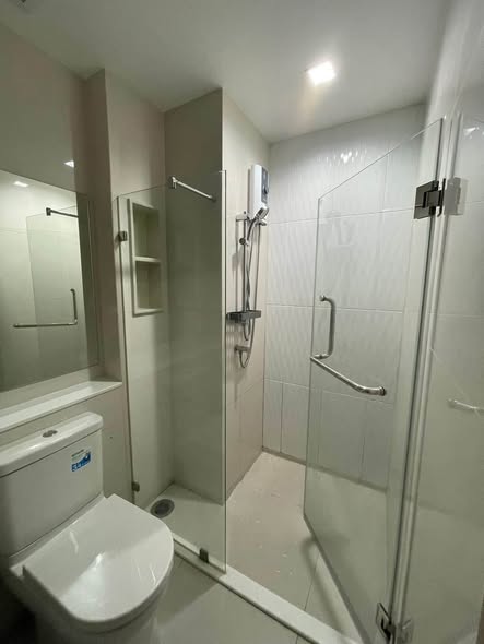 room interior and bathroom of Life Asoke – Rama 9