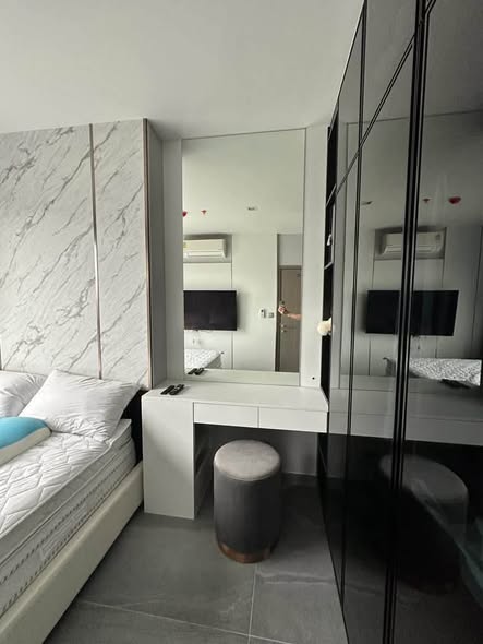 bedroom of Life Asoke Hype